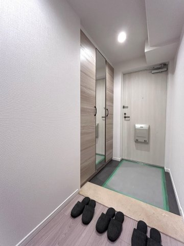 【玄関】お出かけ前の身だしなみチェックに便利な大型の姿見鏡が付いた、トール型下駄箱を完備しています。