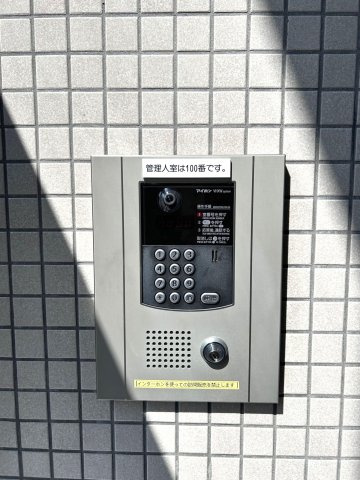【オートロック】エントランスには防犯性に優れたカメラ付きオートロックシステムを採用。
