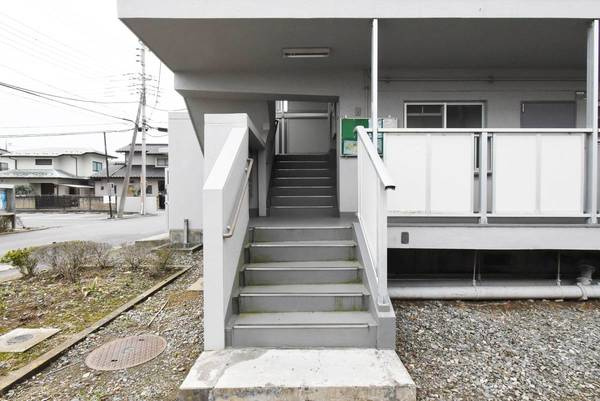 ビレッジハウス中貫1号棟のエントランス
