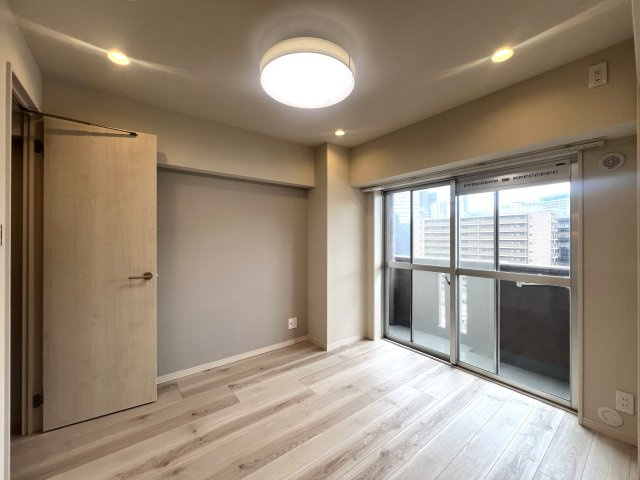 横浜駅周辺が庭となる地。その感覚、なかなか持てないですよね？はい、私もです。ってコトは、選ばれし人間のみが享受できるこの恩恵。部屋より楽しいかもれしれない！な、『モンテベルデ横浜』リノベーションの洋室