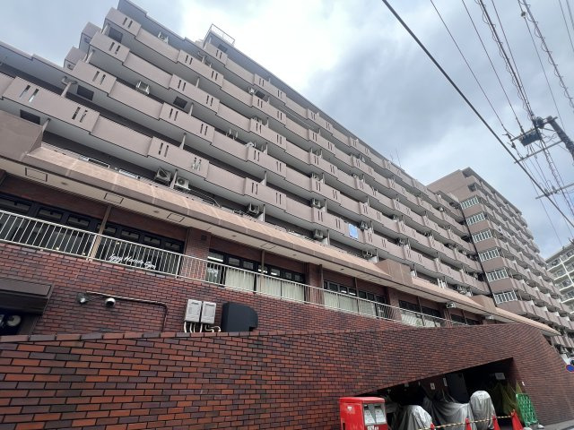 横浜駅周辺が庭となる地。その感覚、なかなか持てないですよね？はい、私もです。ってコトは、選ばれし人間のみが享受できるこの恩恵。部屋より楽しいかもれしれない！な、『モンテベルデ横浜』リノベーションの外観