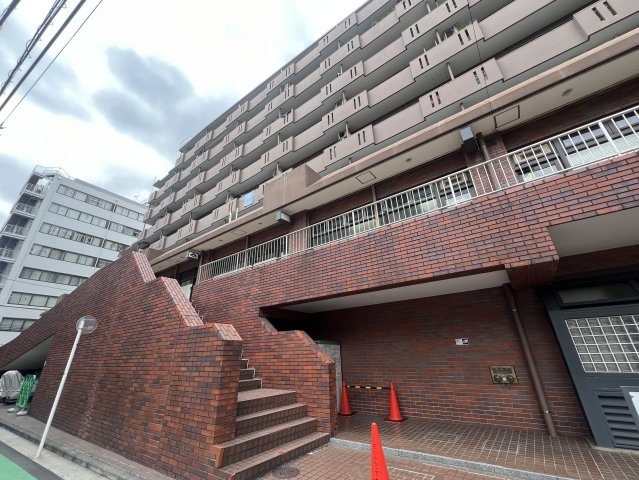 横浜駅周辺が庭となる地。その感覚、なかなか持てないですよね？はい、私もです。ってコトは、選ばれし人間のみが享受できるこの恩恵。部屋より楽しいかもれしれない！な、『モンテベルデ横浜』リノベーションの外観