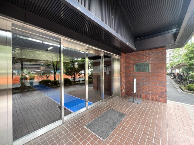 横浜駅周辺が庭となる地。その感覚、なかなか持てないですよね？はい、私もです。ってコトは、選ばれし人間のみが享受できるこの恩恵。部屋より楽しいかもれしれない！な、『モンテベルデ横浜』リノベーションのエントランス