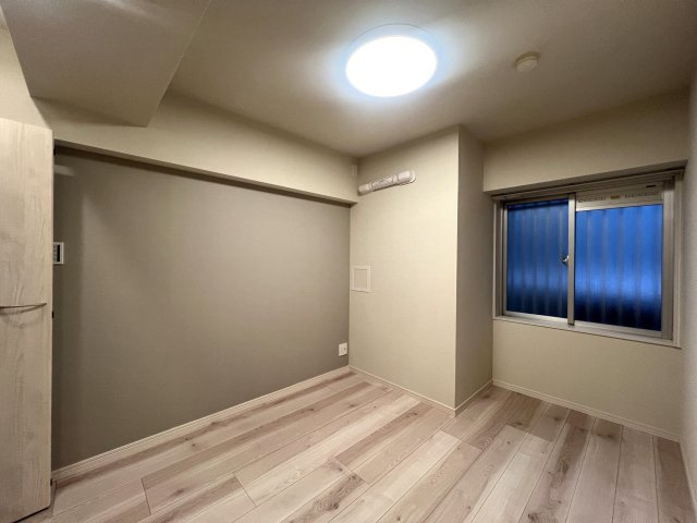 横浜駅周辺が庭となる地。その感覚、なかなか持てないですよね？はい、私もです。ってコトは、選ばれし人間のみが享受できるこの恩恵。部屋より楽しいかもれしれない！な、『モンテベルデ横浜』リノベーションの洋室