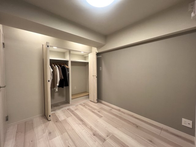 横浜駅周辺が庭となる地。その感覚、なかなか持てないですよね？はい、私もです。ってコトは、選ばれし人間のみが享受できるこの恩恵。部屋より楽しいかもれしれない！な、『モンテベルデ横浜』リノベーションの洋室