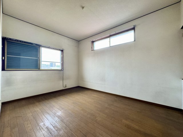 中央区山手町の洋室|2F 約6帖の洋室は2面採光で明るいお部屋となっております。