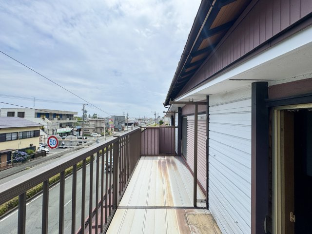 中央区山手町のバルコニー|横に長いバルコニーで沢山の洗濯物やお布団が一度に干せて気持ちが良いですね☆