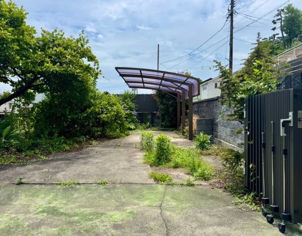 中央区山手町の駐車場|カーポートがある駐車場になります。