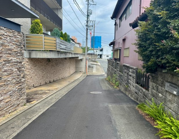 中央区山手町の前面道路含む現地写真|前面道路を南側から北向きに撮影しました。