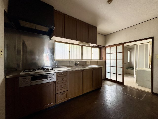 中央区山手町のキッチン|広々キッチンには収納が豊富なのでスッキリと見せることができます。