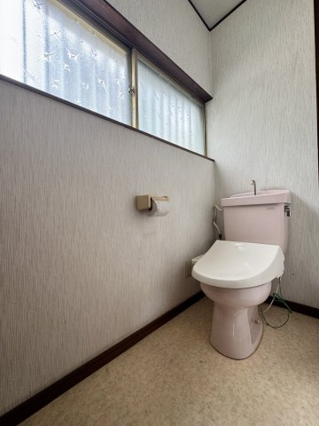中央区山手町のトイレ|お手入れしやすいトイレには窓があり明るく換気もできます！
