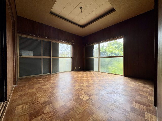中央区山手町の洋室|1F 約8帖の洋室は2面採光で明るく風通しも良好です。