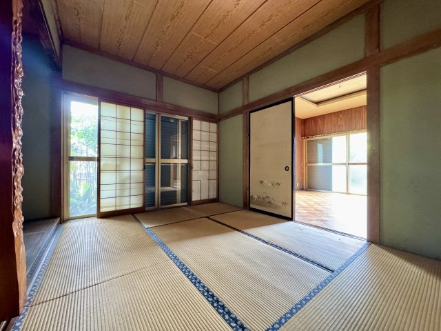 中央区山手町の和室|1F 洋室から続く約8帖の和室は床の間や窓があり落ち着いた感じの空間です。