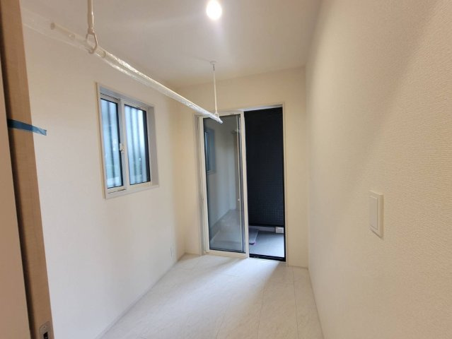 宇都宮市泉が丘7丁目 全1棟のその他|〇ランドリースペース2.5帖〇
エントランスとパウダールームから出入りできる便利な2way動線。シャッター、室内物干し付もうれしい仕様です。
※2026年7月撮影