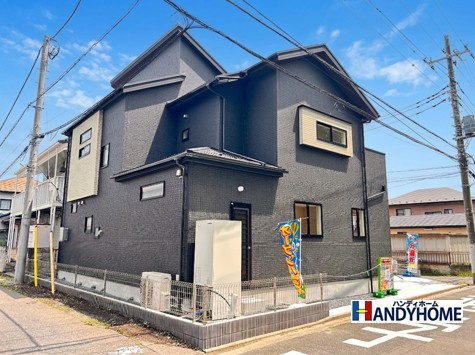 宇都宮市泉が丘7丁目 全1棟の前面道路含む現地写真|〇今からご覧いただけます〇
三方角地の開放的な配置に佇む限定１邸。土間収納、ランドリールームｅｔｃ♪収納豊富、
2階プラス1部屋が叶うフレキシブルプランです。
※2026年7月撮影