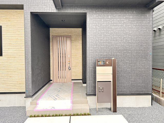 宇都宮市泉が丘7丁目 全1棟の玄関|〇玄関アプローチ〇
ポスト一体型宅配ボックス、TVモニター付インターホンも標準装備。
ドアを開けずに訪問者の顔と様子を室内から確認でき、子供のいる家庭の防犯性も大幅に向上♪
※2026年7月撮影