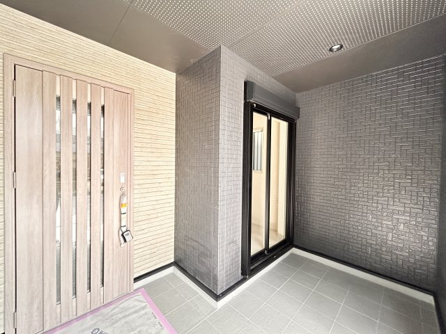 宇都宮市泉が丘7丁目 全1棟のその他共用部分|〇玄関ポーチ〇
庇に覆われた広々とした玄関ポーチ。自転車やベビーカーも置けるほどの広さがあります。
※2026年7月撮影