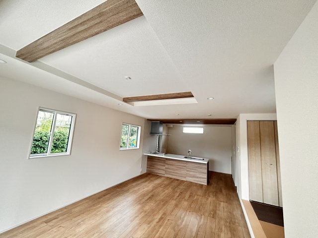 宇都宮市泉が丘7丁目 全1棟の居間・リビング|〇LDK18帖〇
キッチンのポップアップ天井、開放感溢れる折上天井を採用♪広々としたリビングは南側に設けた掃き出し窓からたくさんの陽光を取り入れてくれます。 
※2026年7月撮影