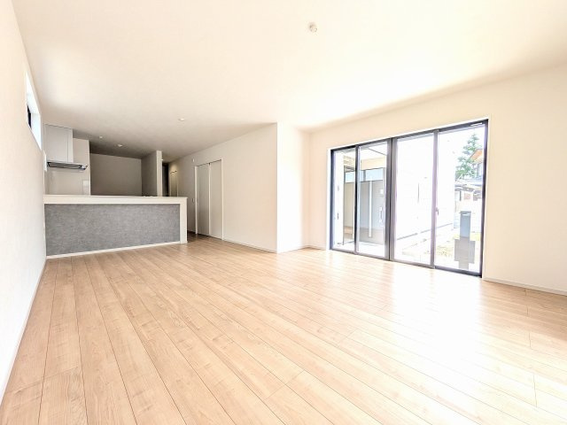 八王子市　東浅川町　新築一戸建て　６期の居間・リビング|～20.9帖の明るいLDKで、家族団欒の時間をお過ごしいただけます～