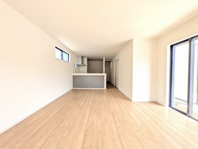 八王子市　東浅川町　新築一戸建て　６期の居間・リビング|～20.9帖の明るいLDKで、家族団欒の時間をお過ごしいただけます～