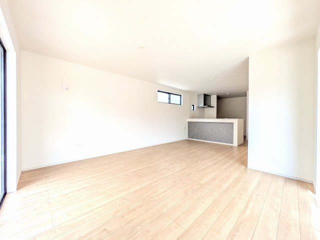 八王子市　東浅川町　新築一戸建て　６期の内装|～20.9帖の明るいLDKで、家族団欒の時間をお過ごしいただけます～