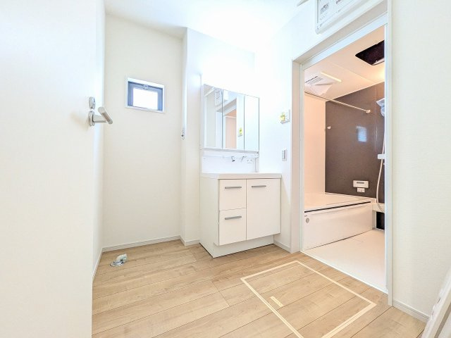 八王子市　東浅川町　新築一戸建て　６期の独立洗面台|～３面鏡付きの独立洗面台　細々している物をスッキリ収納出来ます～