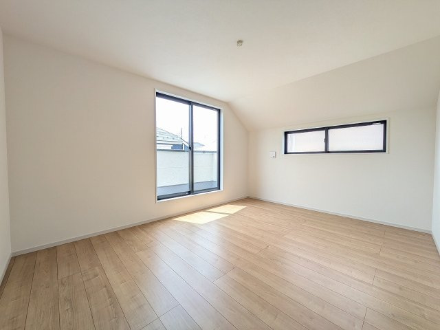 八王子市　東浅川町　新築一戸建て　６期の寝室|～2階10.3帖の主寝室　ベッドなど大型家具のレイアウトもしやすい広さです～