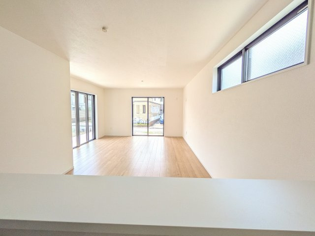 八王子市　東浅川町　新築一戸建て　６期の居間・リビング|～20.9帖の明るいLDKで、家族団欒の時間をお過ごしいただけます～