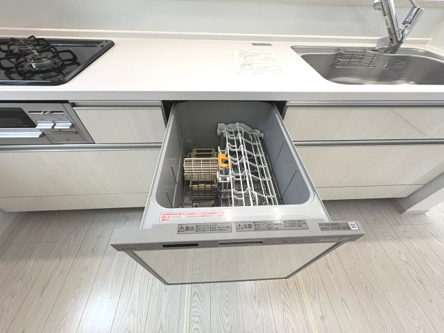 【キッチン】 | 福岡市南区大平寺2丁目5期・平屋　1号棟（全1棟）【仲介手数料無料・0円】 | 施工例。施工例は完成時と異なる場合があります。