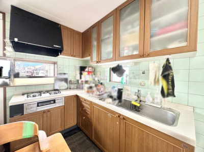【キッチン】 | 山科区西野楳本町　中古戸建 | 【システムキッチン】壁付けキッチンでリビング空間をしっかり確保。2ヶ所に窓があり、通風・採光に優れたキッチンです。