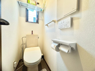 【トイレ】 | 山科区西野楳本町　中古戸建 | 【2階トイレ】トイレは2ヶ所あり、忙しい朝でも混み合う心配がありません。