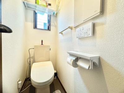 【トイレ】 | 山科区西野楳本町　中古戸建 | 【2階トイレ】トイレは2ヶ所あり、忙しい朝でも混み合う心配がありません。