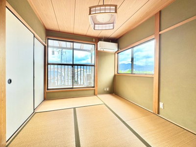 【和室】 | 山科区西野楳本町　中古戸建 | 【和室約6.0帖】和室からもウォークインクロ―ゼットへ出入りでき移動もスムーズです。
バルコニーにも繋がっているため、家事動線も◎