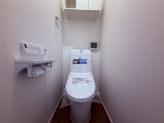 【トイレ】 | 練馬区高松６丁目　新築戸建て　２号棟 | 【1号棟】お手入れのしやすさにも配慮した、快適で清潔なトイレ