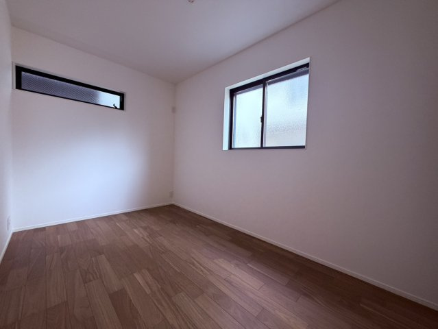 【洋室】 | 練馬区高松６丁目　新築戸建て　２号棟 | 【1号棟】心地よい陽光が差し込む、ゆったりとくつろげる洋室