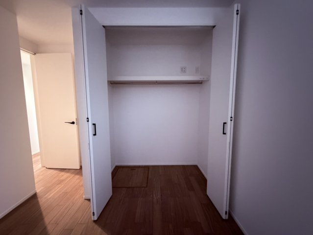 【収納】 | 練馬区高松６丁目　新築戸建て　２号棟 | 【1号棟】収納力のあるクローゼット、お部屋をすっきり保てます