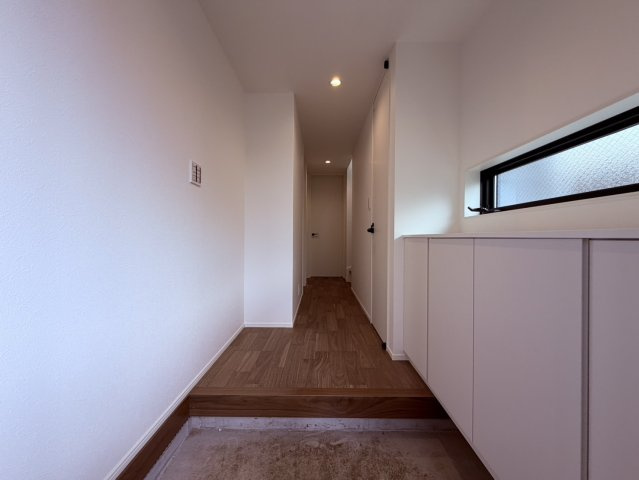 【玄関】 | 練馬区高松６丁目　新築戸建て　２号棟 | 【1号棟】住まいの第一印象を彩る、明るく清潔感のある玄関