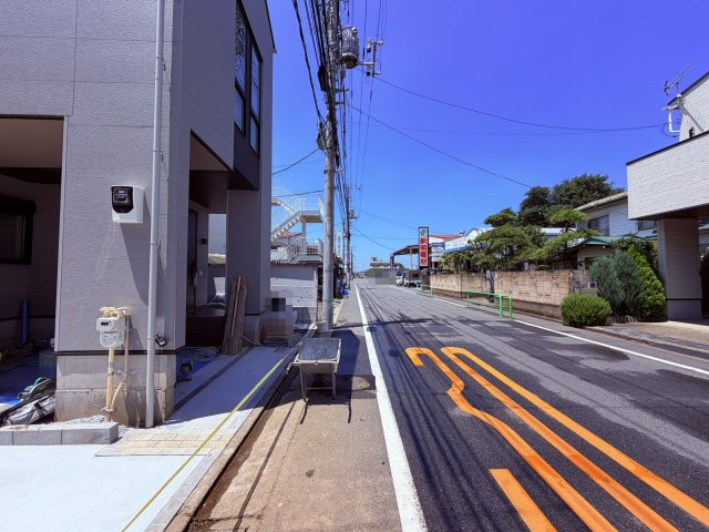 【前面道路含む現地写真】 | 練馬区高松６丁目　新築戸建て　２号棟 | 見通しの良い前面道路でゆったり過ごせる住環境になります