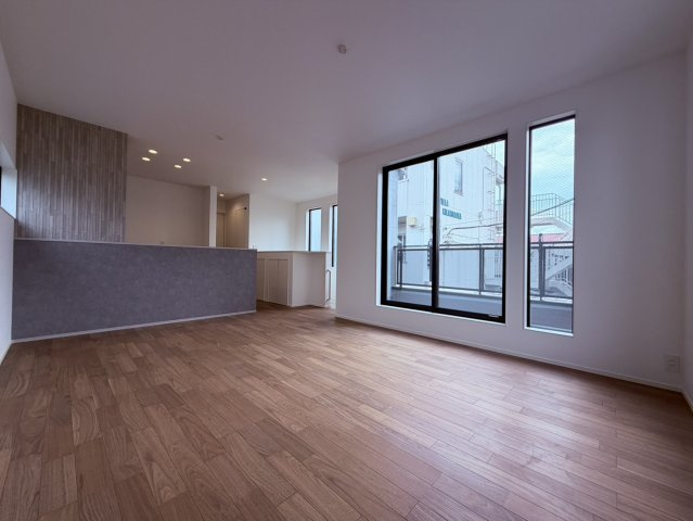 【居間・リビング】 | 練馬区高松６丁目　新築戸建て　２号棟 | 【1号棟】家族が自然と集い、笑顔あふれる心地よいLDKです