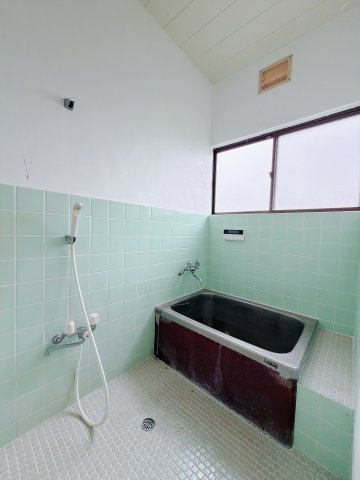 【中古戸建】高崎市棟高町の浴室|■浴室｜デザイン性に優れた浴室♪1日の疲れを癒す、ゆったりとしたバスタイムをぜひお過ごしください(*＾＾*)大きな窓付きで嬉しい♪