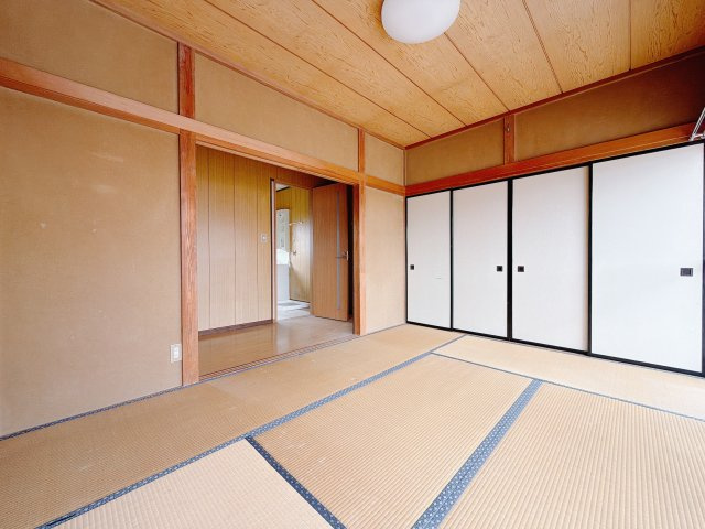【中古戸建】高崎市棟高町の和室|■1階和室｜「続き間の和室」は子育て世代にこそ適しています。お子様のお昼寝スペースや、洗濯物をたたむのに便利です。客間やリビングの延長としても使えます。