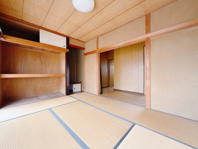 【中古戸建】高崎市棟高町の和室|■1階和室｜意外と場所をとるアイロンがけや、お洗濯物を畳むときにも広々と使うことができ、ちょっと一休みしたいとき、すぐに横になれるのも魅力です♪