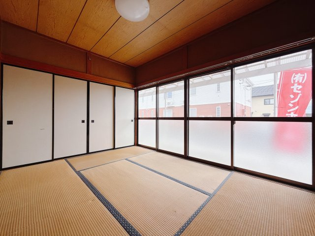 【中古戸建】高崎市棟高町の和室|■1階和室｜和室を書斎にしたり、冬にはコタツを敷いて家族みんなで年越しをするのもいいですね。家族みんなのお気に入りの空間になります♪