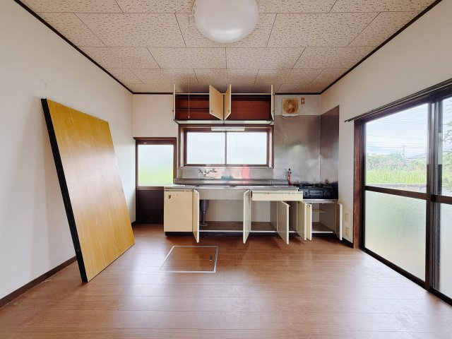 【中古戸建】高崎市棟高町のキッチン|■キッチン｜ワークトップの幅が広く、お子様といっしょにお料理をつくったり、ちょっとしたパーティーも楽しめます。フラットなのでお掃除がしやすいのもポイントです♪