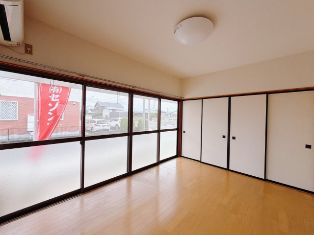 【中古戸建】高崎市棟高町の洋室|■1階洋室｜1階洋室には大きな窓をご用意しています。日中はあたたかな日差し差し込み自分時間も充実できますね＾＾
