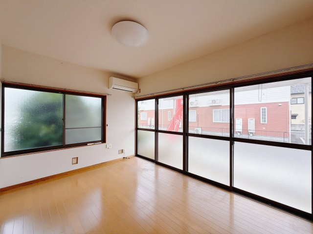 【中古戸建】高崎市棟高町の洋室|■1階洋室｜ナチュラルカラーの床です。模様替えなどとても楽しく工夫できます♪陽当たり、風通しもとても良いので毎日快適な生活スタートです！子供部屋にも良いですね♪