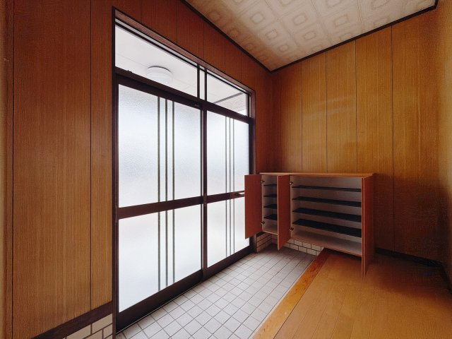 【中古戸建】高崎市棟高町の玄関|■玄関｜ご家族の靴がたくさんしまえる下駄箱付き。お子様の靴がこれから増えても安心な大きさです。
