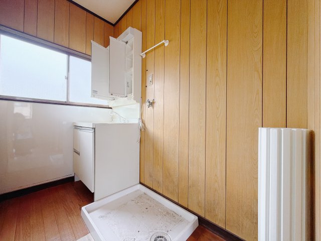【中古戸建】高崎市棟高町の独立洗面台|■洗面室｜大きな鏡で朝の身支度もラクラク♪毎日の忙しい準備が楽しくなる洗面所です(^^♪