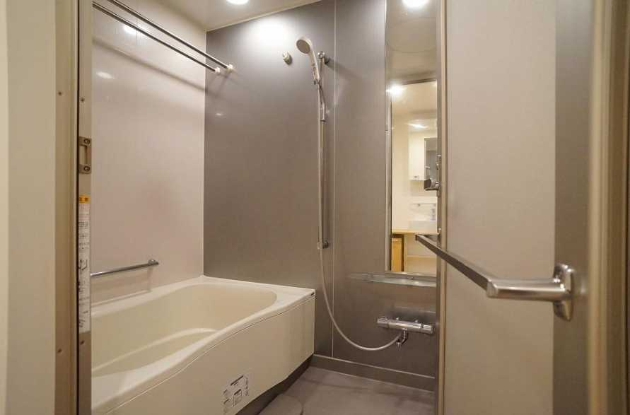 レジディア三軒茶屋　駅近　リノベーション済　南東角部屋の浴室