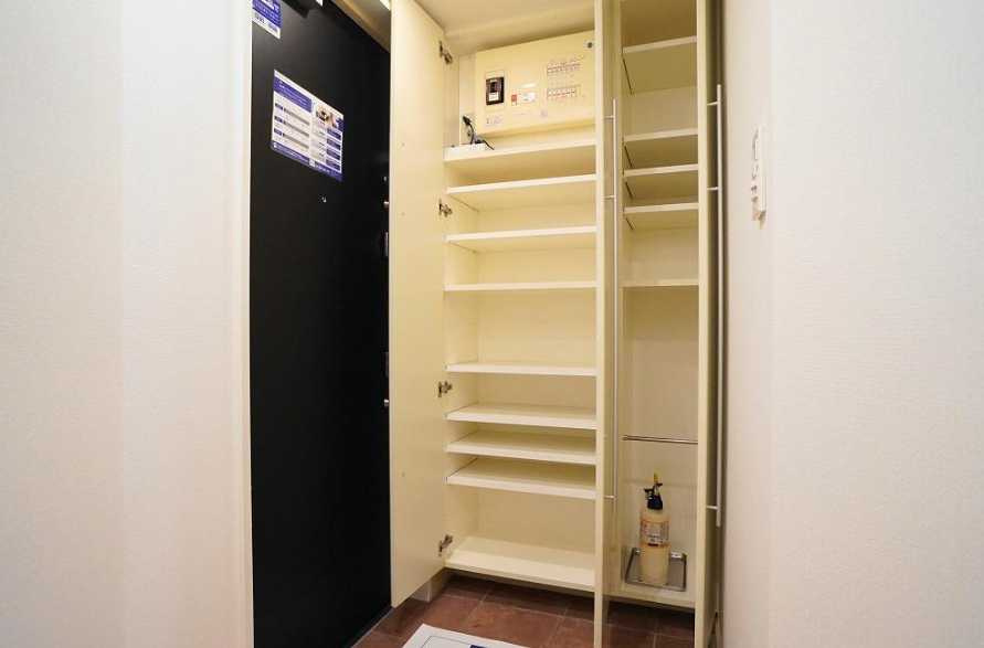 レジディア三軒茶屋　駅近　リノベーション済　南東角部屋の玄関